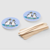 Grappig, gelukkig blauw gefundeerde cartoon die op handwaaier (Niet-gemonteerd)