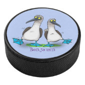 Grappig, gelukkig blauw gefundeerde cartoon die op hockey puck (3/4)
