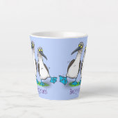 Grappig, gelukkig blauw gefundeerde cartoon die op latte mok (Voorkant)