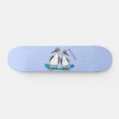 Grappig, gelukkig blauw gefundeerde cartoon die op persoonlijk skateboard (Horizontaal)