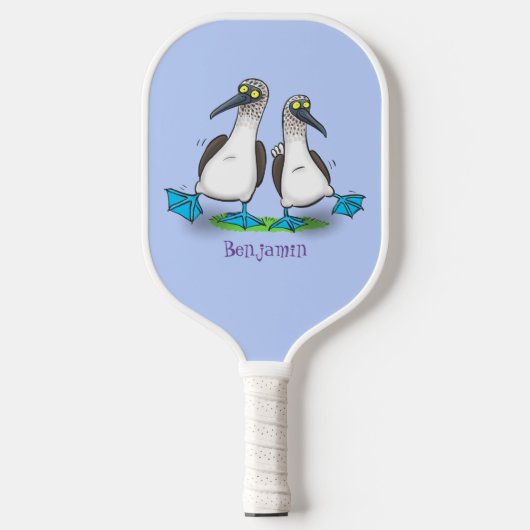 Grappig, gelukkig blauw gefundeerde cartoon die op pickleball paddle (Voorkant)