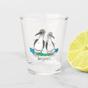 Grappig, gelukkig blauw gefundeerde cartoon die op shot glas