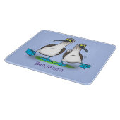 Grappig, gelukkig blauw gefundeerde cartoon die op snijplank (Hoek)