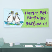 Grappig, gelukkig blauw gefundeerde cartoon die op spandoek (Beurs)