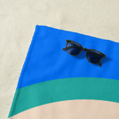 Grappig, gelukkig blauw gefundeerde cartoon die op strandlaken (In situ)