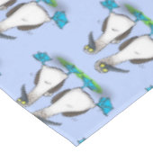 Grappig, gelukkig blauw gefundeerde cartoon die op tafelkleed (Gekanteld)