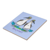 Grappig, gelukkig blauw gefundeerde cartoon die op tegeltje (Zijkant)