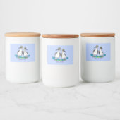 Grappig, gelukkig blauw gefundeerde cartoon die op voedselcontainer etiket (Flessen)