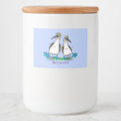 Grappig, gelukkig blauw gefundeerde cartoon die op voedselcontainer etiket (Voorkant)