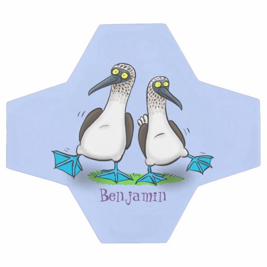 Grappig, gelukkig blauw gefundeerde cartoon die op voetbal (Enkel)