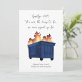 Grappig Gelukkig Nieuwjaar Afvoercontainer Brand Feestdagenkaart (Staand voorkant)