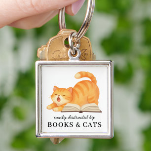 Grappig Gemakkelijk Afgeleid Door Boeken & Katten Sleutelhanger