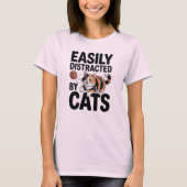 Grappig gemakkelijk afgeleid door katten citaat t-shirt (Voorkant)