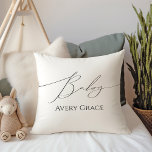 Grappig genderneutraal met Baby-naam Kussen<br><div class="desc">Introductie van ons grillige genderneutraal met baby-naamwerpkussen - ideaal voor elk seizoen, of het nu herfst, winter, voorjaar of zomer is! Dit kussen heeft een boho-chique sfeer met moderne, elegante kalligrafie en een minimalistisch zwart-wit ontwerp. Het is en uniek, met een vleugje shabby chic, waardoor het ideaal is voor zowel...</div>