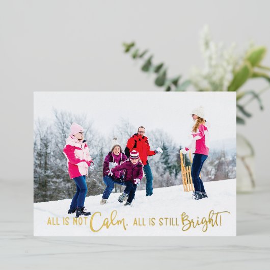 Grappig genoeg is er geen Calm Holiday-fotokaart Folie Feestdagenkaart (Staand Voorkant)