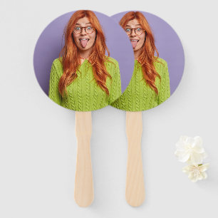 Grappig gepersonaliseerd gezicht op een stok aange handwaaier