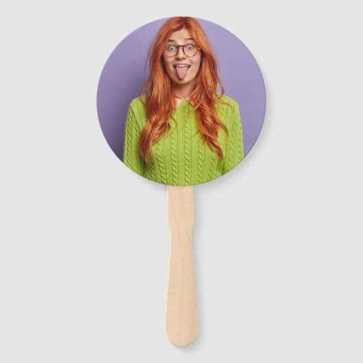 Grappig gepersonaliseerd gezicht op een stok aange handwaaier (Voorkant)