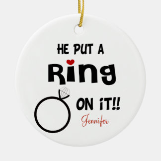 Grappig gepersonaliseerd Hij zette een ring erop Keramisch Ornament