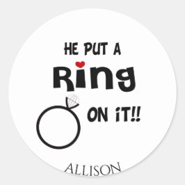 Grappig gepersonaliseerd Hij zette een ring erop Ronde Sticker