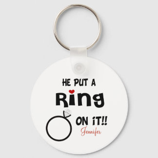 Grappig gepersonaliseerd Hij zette een ring erop Sleutelhanger