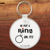 Grappig gepersonaliseerd Hij zette een ring erop Sleutelhanger (Voorkant)