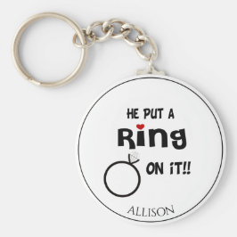 Grappig gepersonaliseerd Hij zette een ring erop Sleutelhanger