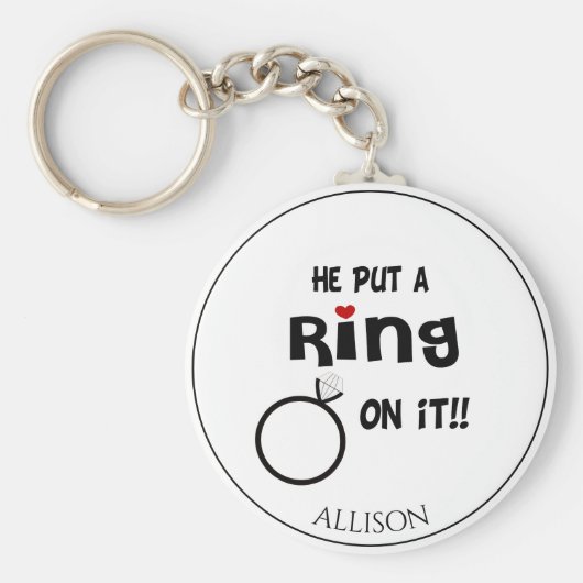 Grappig gepersonaliseerd Hij zette een ring erop Sleutelhanger (Voorkant)