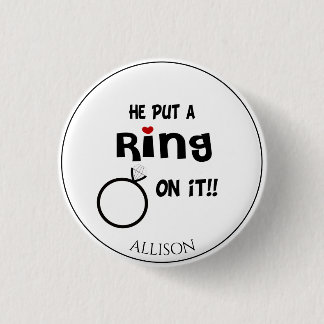 Grappig gepersonaliseerd Hij zette een ring op de Ronde Button 3,2 Cm