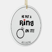 Grappig gepersonaliseerd Hij zette een ring op het Keramisch Ornament (Rechts)