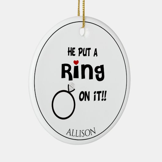 Grappig gepersonaliseerd Hij zette een ring op het Keramisch Ornament (Rechts)