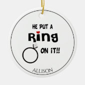 Grappig gepersonaliseerd Hij zette een ring op het Keramisch Ornament (Voorkant)