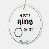 Grappig gepersonaliseerd Hij zette een ring op het Keramisch Ornament (Links)