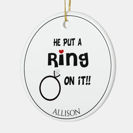 Grappig gepersonaliseerd Hij zette een ring op het Keramisch Ornament (Links)