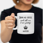 Grappig gepersonaliseerd koffiemok<br><div class="desc">Een stijlvolle en speelse papieren beker met een modern design en het charmante opschrift: "Breng me een koffie en zeg me dat ik ben." Deze beker is eenvoudig aan te passen met een naam, merk of aanvullende informatie, waardoor het een ideale keuze is voor alle gelegenheden met gevoel voor humor...</div>