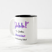 Grappig gepersonaliseerd Shhh! Schoollibrarian Quo Tweekleurige Koffiemok (Voorkant links)