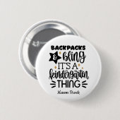 Grappig geschenk voor kleuterschool met naam ronde button 5,7 cm (Voorkant /achterkant)