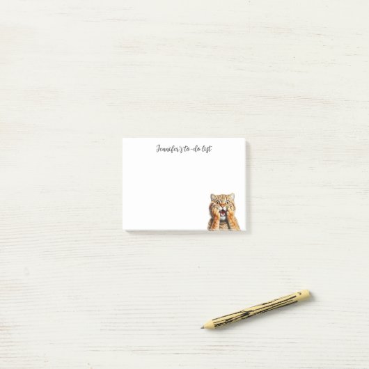 GRAPPIG GESCHOKT RODE TABBY KAT MET NAAM POST-IT® NOTES (Op bureau)