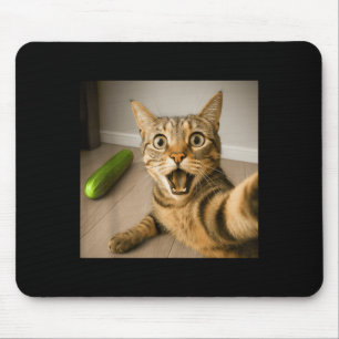 Grappig geschokte kat selfie met komkommer meme on muismat