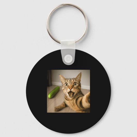 Grappig geschokte kat selfie met komkommer meme on sleutelhanger (Voorkant)