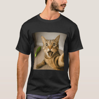 Grappig geschokte kat selfie met komkommer meme on t-shirt