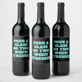 Grappig gestrest giet een glas of twee wijnlabel wijn etiket (Flessen)