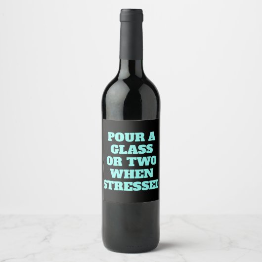 Grappig gestrest giet een glas of twee wijnlabel wijn etiket (Voorkant)