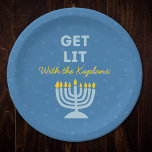 Grappig "Get Lit" Chic Gepersonaliseerde Menorah C Papieren Bordje<br><div class="desc">Vier Chanoeka in stijl met deze leuke "Get Lit"-borden, ideaal voor het serveren van latkes, jelly donuts en al je vakantietraktaties! Met een helderblauwe menorah-afbeelding, aanpasbare familienaam en de speelse zin "Get Lit" voegen deze borden een vreugdevolle touch toe aan uw vakantietafel. Ideaal voor Chanoeka-bijeenkomsten, familiediners of feestelijke feesten, deze...</div>