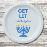 Grappig "Get Lit" Chic Gepersonaliseerde Menorah C Papieren Bordje<br><div class="desc">Voeg een feestelijke vonk toe aan je Chanoeka-feest met deze leuke "Get Lit" servetten! Met een gewaagde blauwe menorah-illustratie en aanpasbare tekst voor familienamen, brengen deze servetten humor en persoonlijkheid naar uw vakantiebijeenkomsten. De speelse uitdrukking en levendige kleuren maken ze een gedenkwaardige toevoeging aan uw Chanoeka-tafel, perfect voor familiediners, feesten...</div>