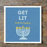 Grappig "Get Lit" Chic Gepersonaliseerde Menorah C Servet<br><div class="desc">Voeg een feestelijke vonk toe aan je Chanoeka-feest met deze leuke "Get Lit" servetten! Met een gewaagde blauwe menorah-illustratie en aanpasbare tekst voor familienamen, brengen deze servetten humor en persoonlijkheid naar uw vakantiebijeenkomsten. De speelse uitdrukking en levendige kleuren maken ze een gedenkwaardige toevoeging aan uw Chanoeka-tafel, perfect voor familiediners, feesten...</div>