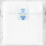 Grappig "Get Lit" Chic Gepersonaliseerde Menorah C Vierkante Sticker<br><div class="desc">Breng een feestelijke vonk naar je Chanoeka-vieringen met deze leuke "Get Lit" -stickers! Met een gedurfde menorah-illustratie, aanpasbare tekst voor familienamen en een speelse boodschap, zijn deze stickers ideaal voor het toevoegen van persoonlijkheid aan cadeautassen, gunstboxen of vakantiekaarten. Het levendige ontwerp en de humoristische zin maken ze een gedenkwaardige toevoeging...</div>