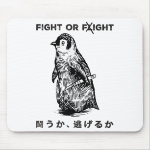 Grappig gevecht of vlucht meme pinguïn met mes muismat