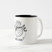Grappig Gevist citaat Reel Cool Dad sinds 2021 Tweekleurige Koffiemok (Voorkant rechts)