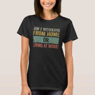 Grappig Gezegde dat ik thuis werk of leef T-shirt