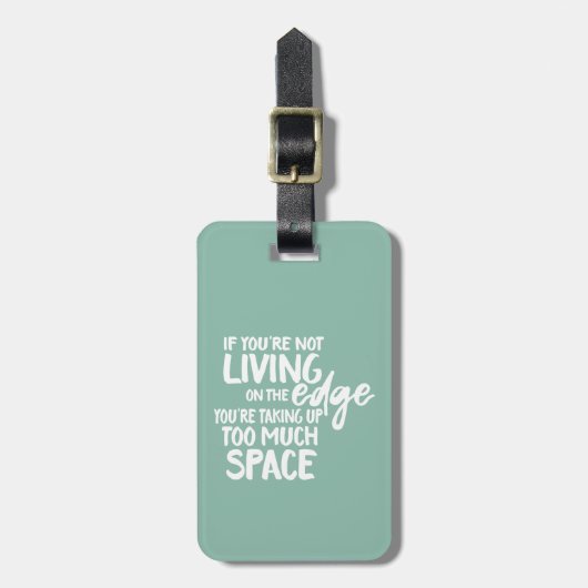 Grappig Gezegde dat leeft op Edge Typografie Bagagelabel (Voorkant verticaal)